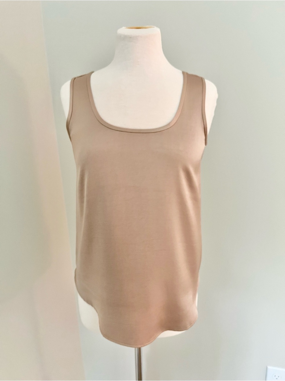 Banana Republic Women’s Sleeveless Scoop Neck Dressy Champagne Tank Top, XS